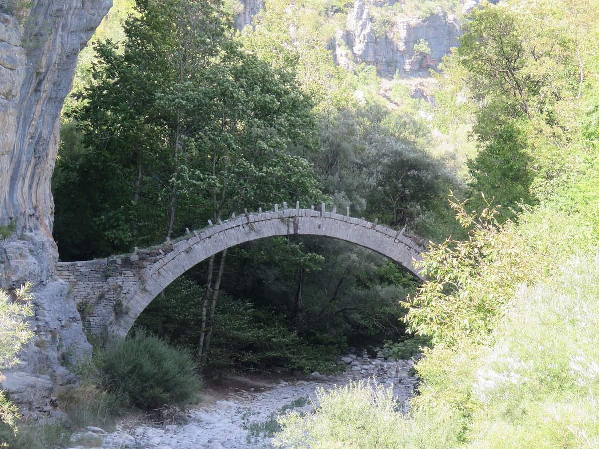 Το μονότοξο γεφύρι Λαζαρίδη (Κοντοδήμου) στους Κήπους, με ήλιο