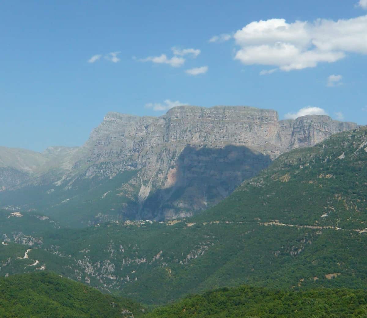 Η δυτική πλευρά της Τύμφης πάνω από το Ζαγόρι
