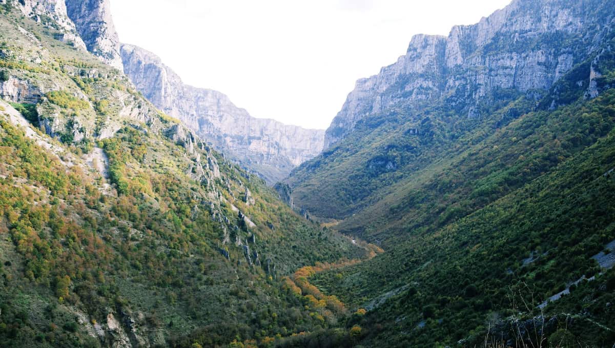 Το πράσινο φαράγγι του Βίκου ανάμεσα σε κάθετα τοιχώματα, με ήλιο