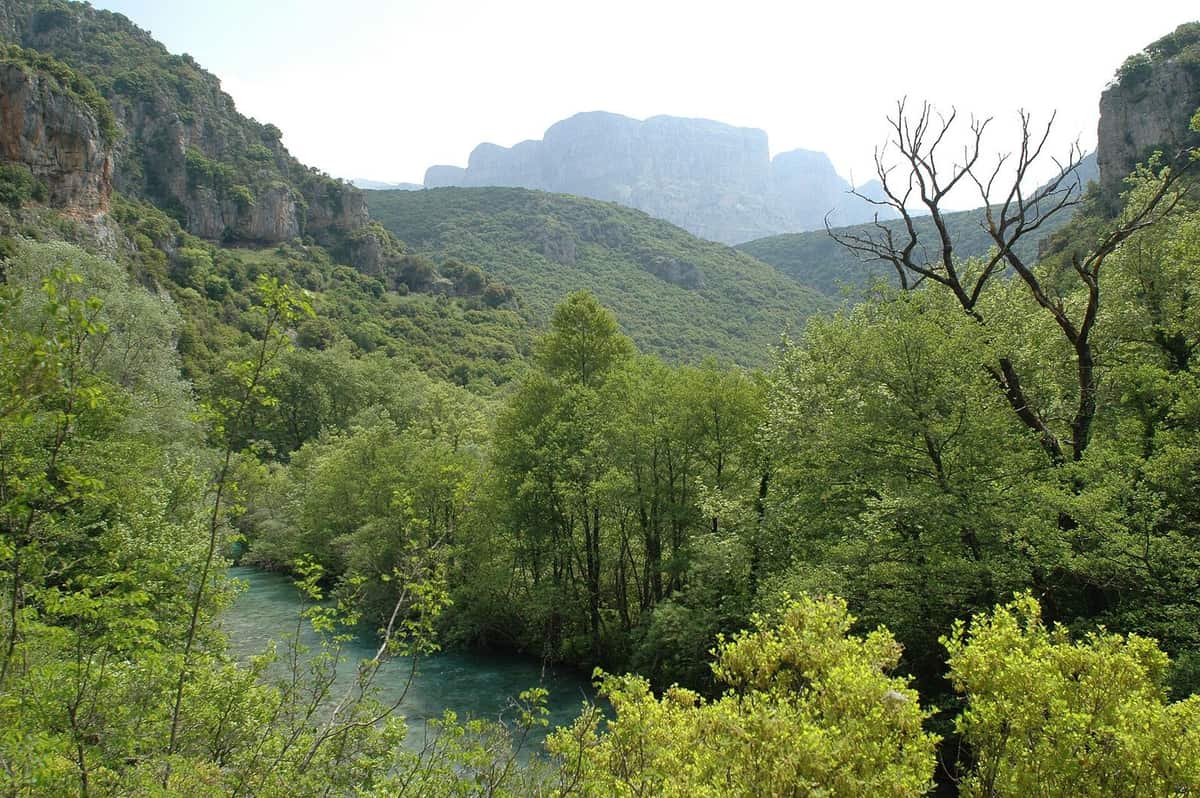 Το πράσινο νερό του Βοϊδομάτη ανάμεσα σε βράχια