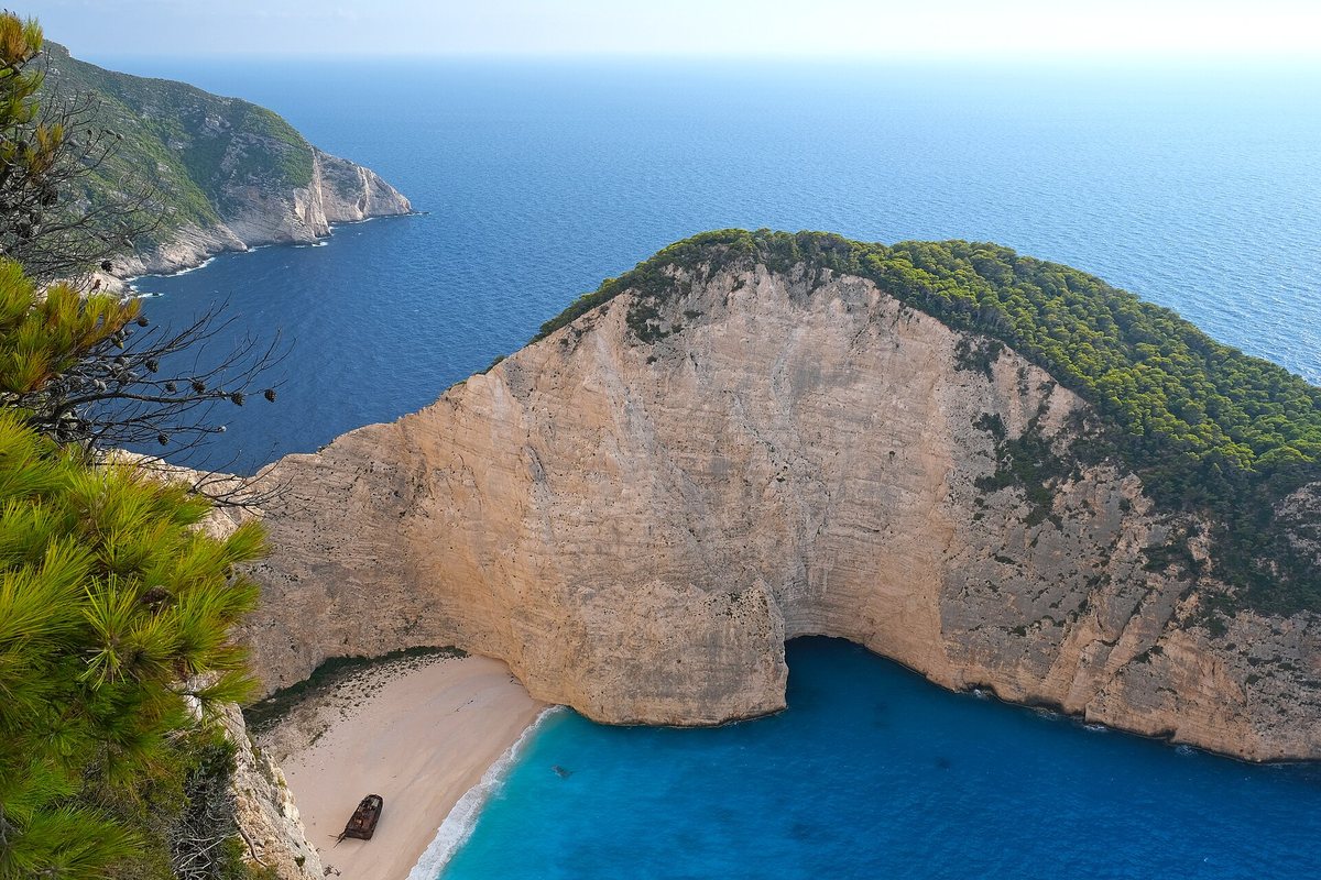 Η παραλία Ναυάγιο στη Ζάκυνθο, με τους κάθετους βράχους και το γαλάζιο νερό